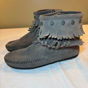 Minnetonka Double Fringe Moccasin Booties Women’s Grey Suede Side Zip Size 8